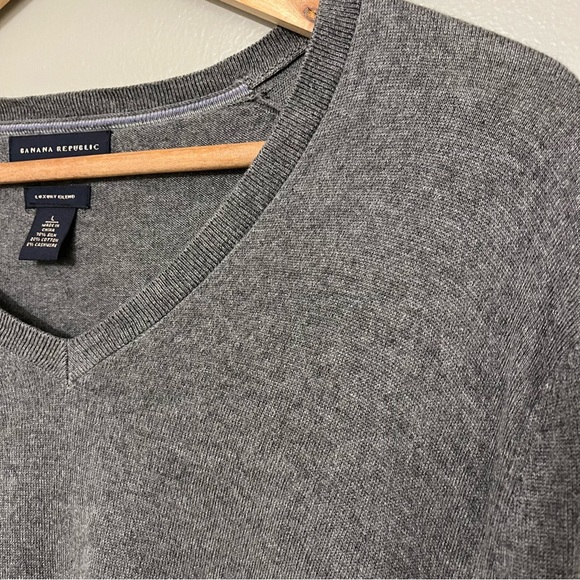 Banana Republic Luxury Blend Long Sleeve Gray Silk Cashmere Blend Sweater L - Picture 3 of 11